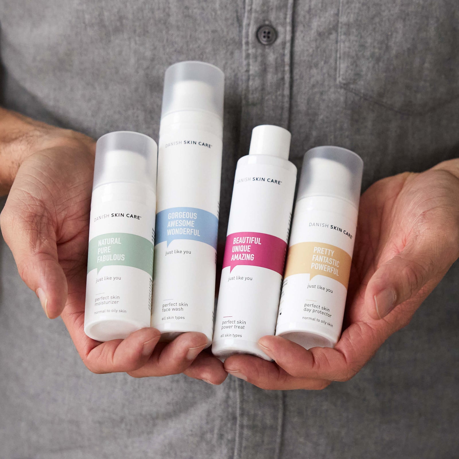 Det samlede hudplejesæt fra Danish Skin Care, holdt i hænder